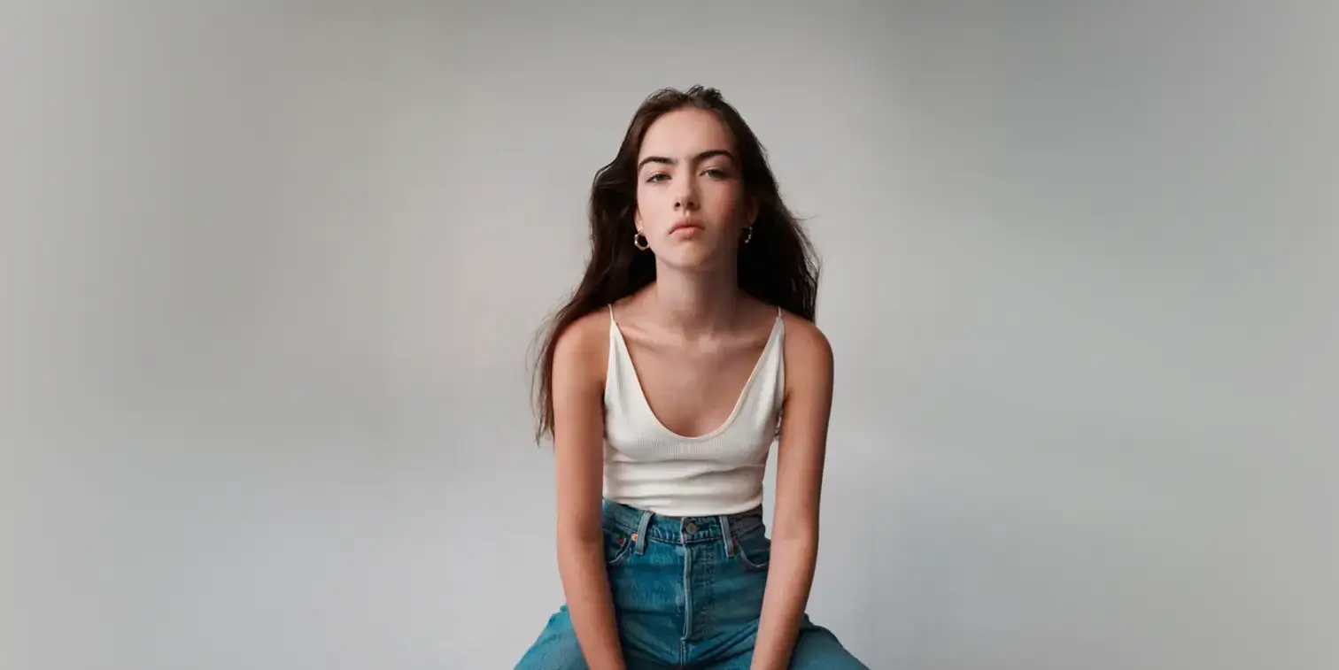 Mujer fondo gris