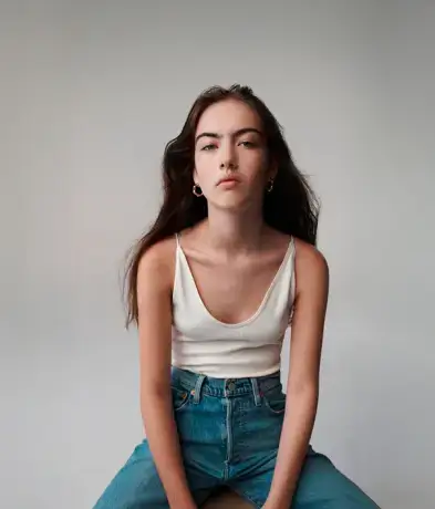 Mujer fondo gris